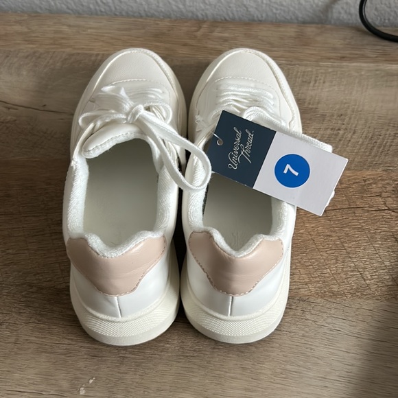 Universal Threads Sneakers - Picture 4 of 4